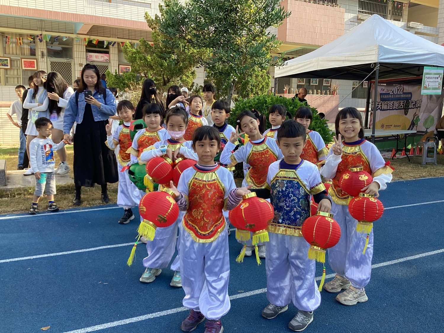 大新國小學生穿傳統服裝手提紅燈籠
