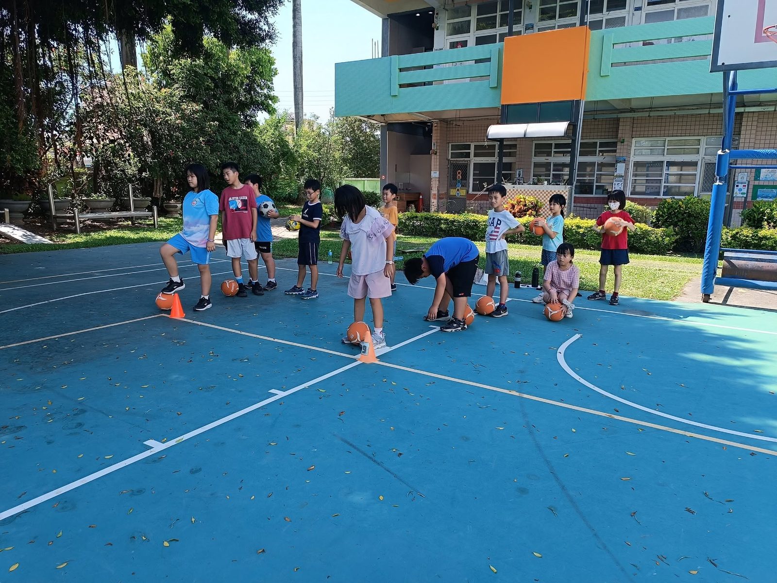 大園國小學生排隊練習運球