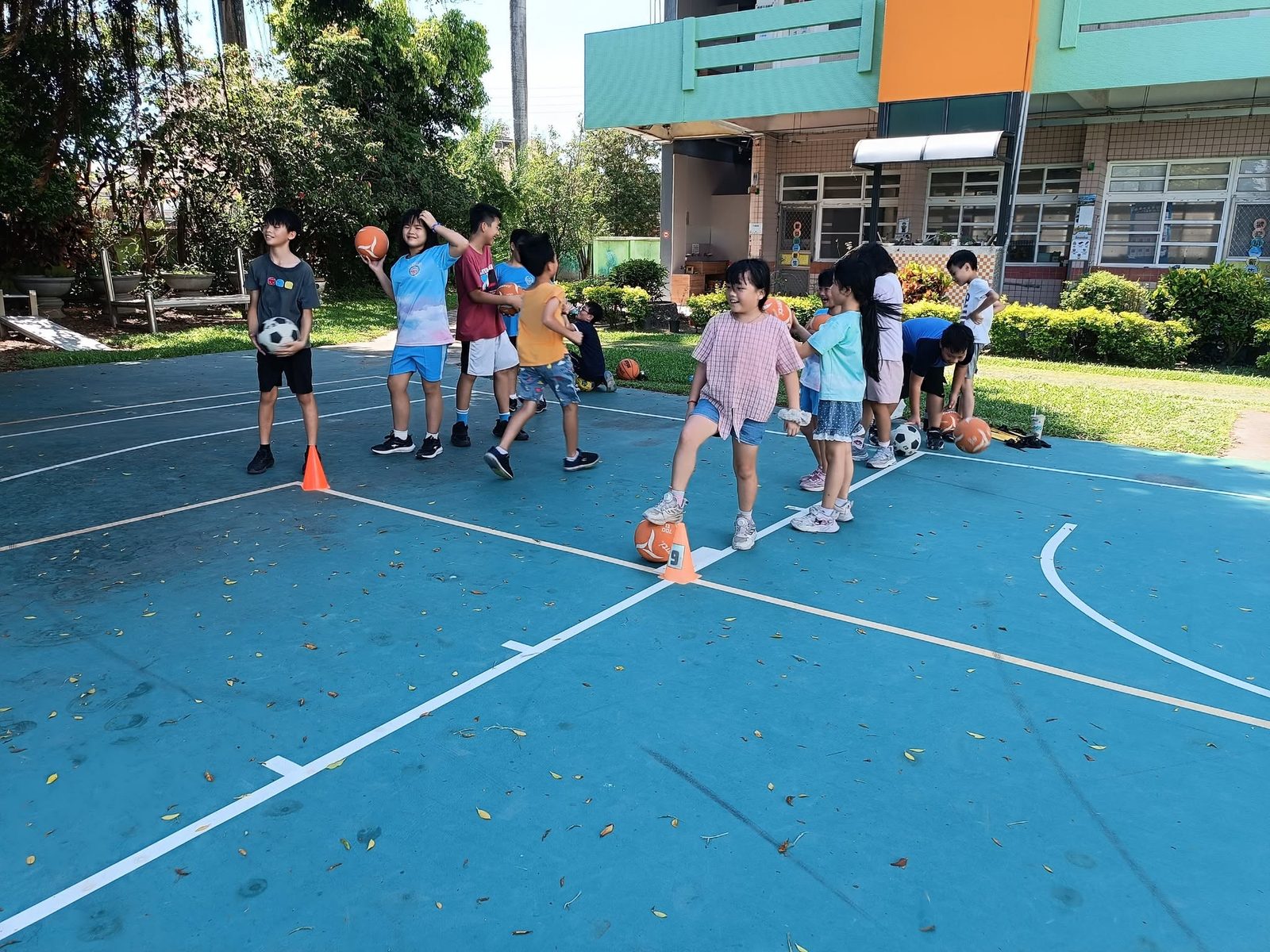大園國小學生開心參與球類活動
