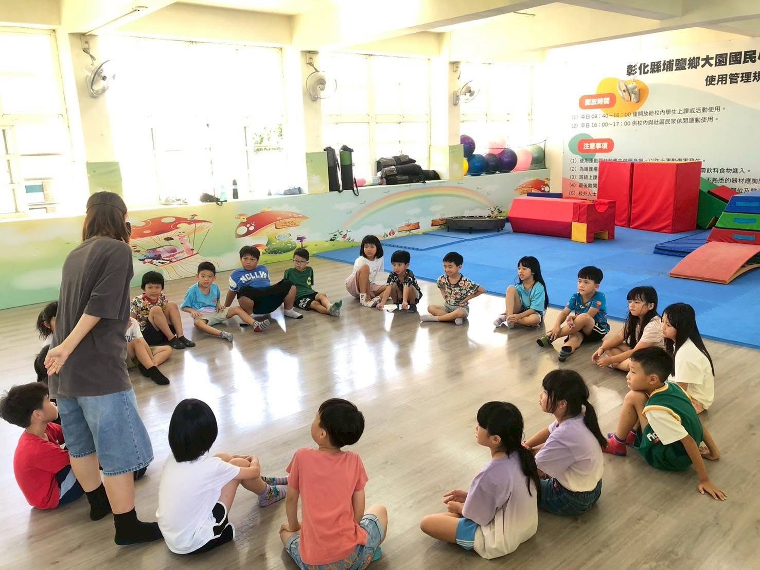 大園國小低年級學生上舞蹈課
