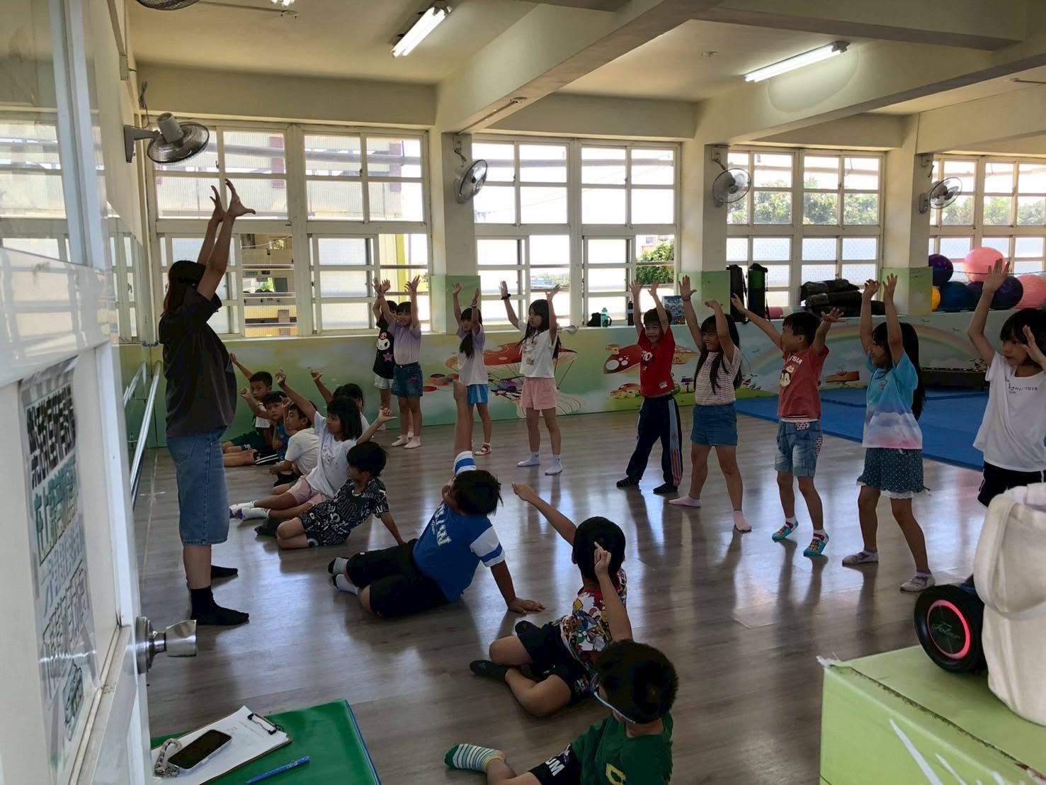 大園國小學生在律動教室跳舞