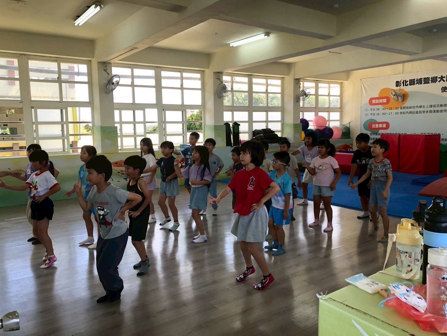 大園國小學生排隊練習舞步