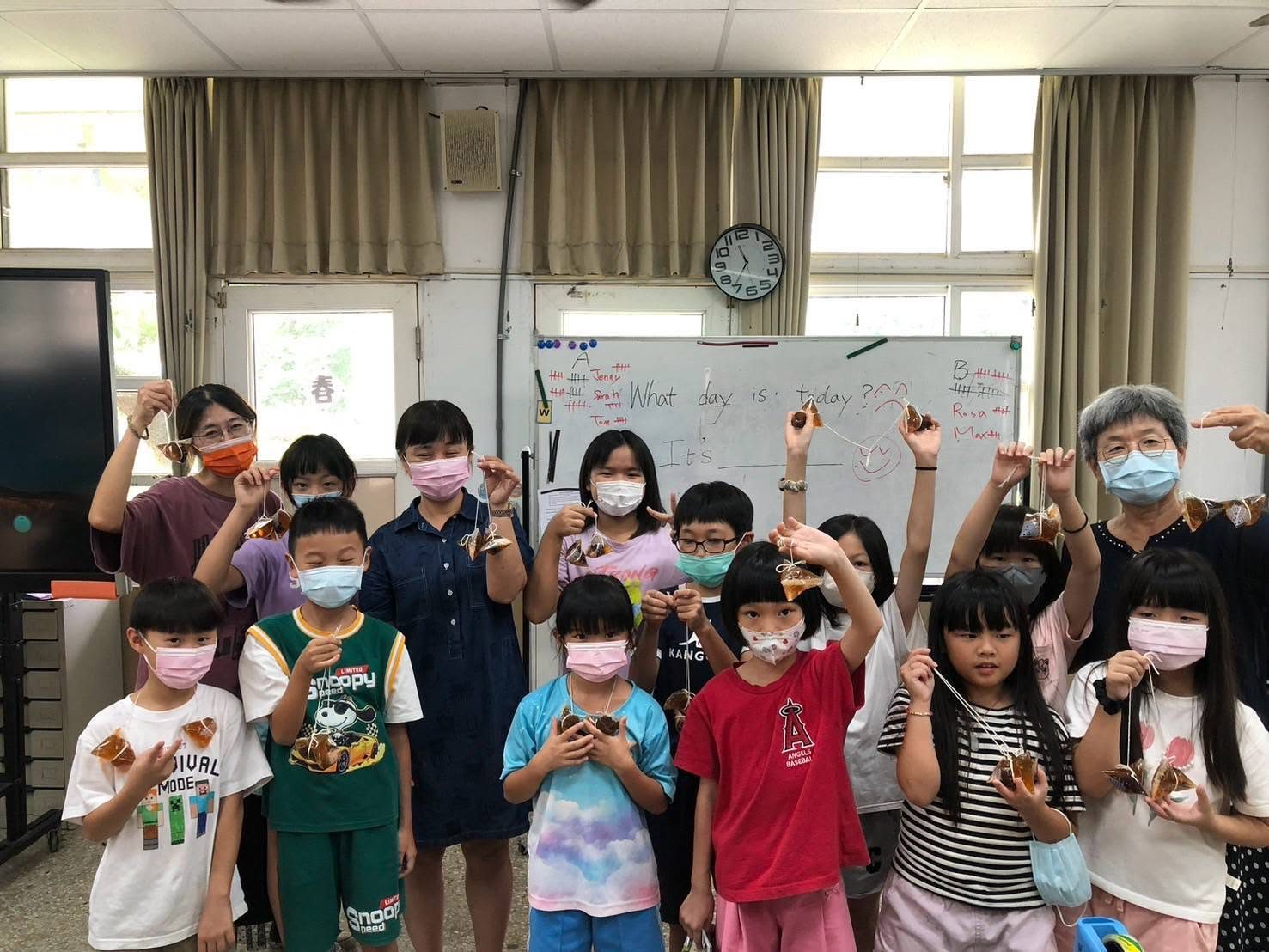 大園國小學生手拿果凍粽合影