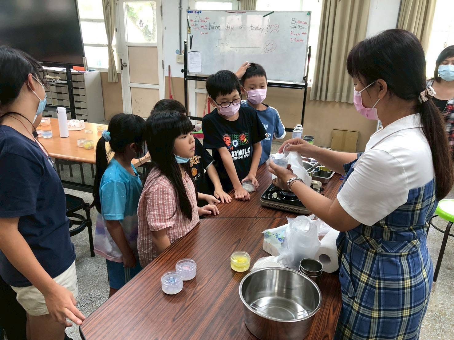 大園國小老師示範製作甜點