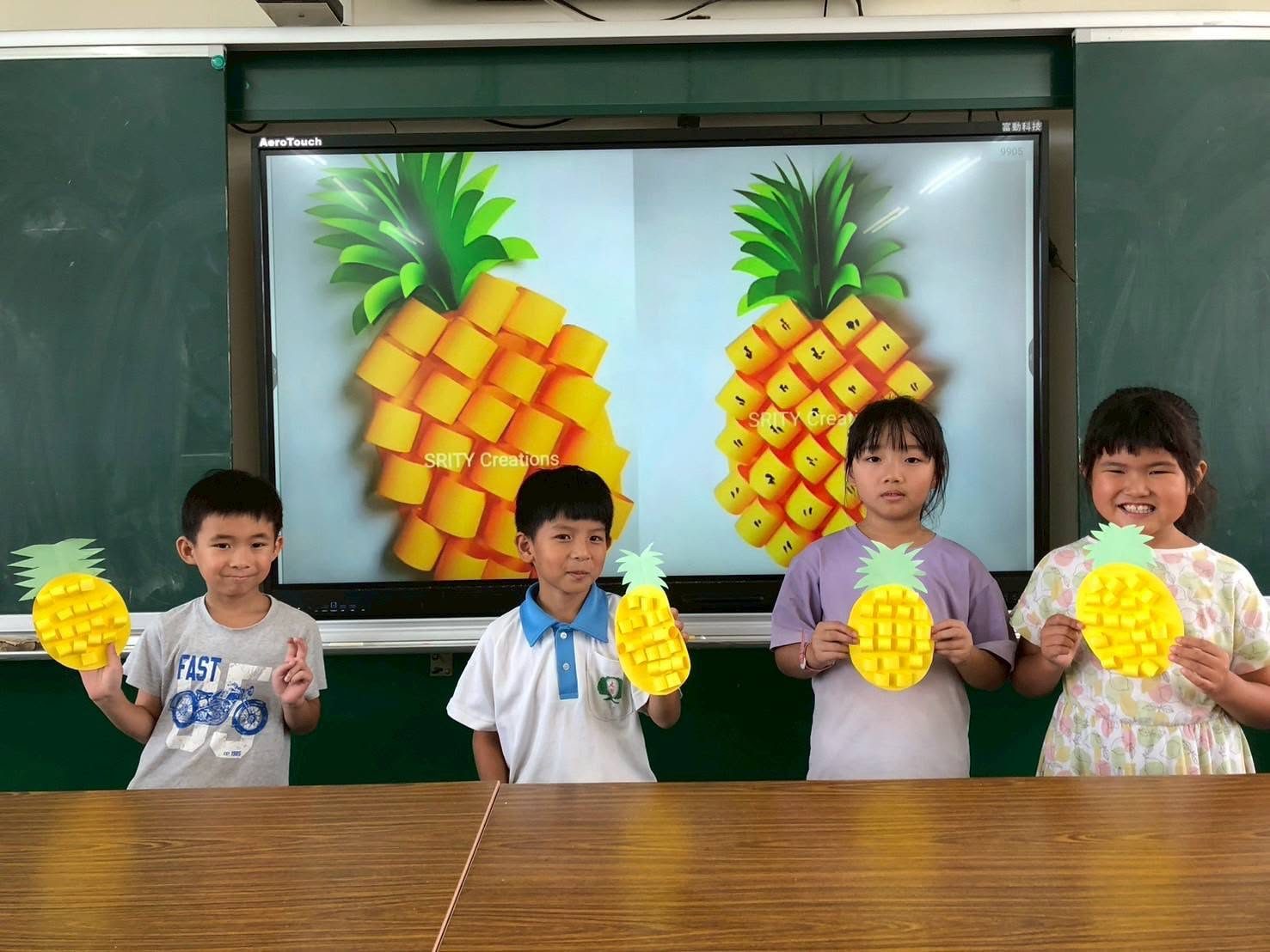 大園國小低年級學生展示鳳梨手工藝