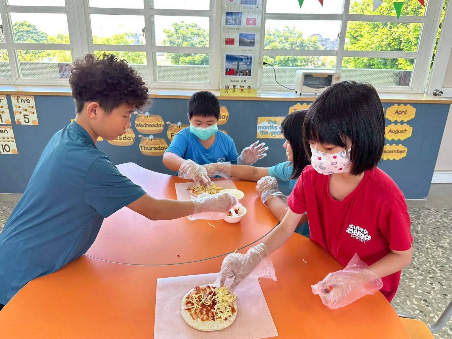 大園國小學生動手製作披薩