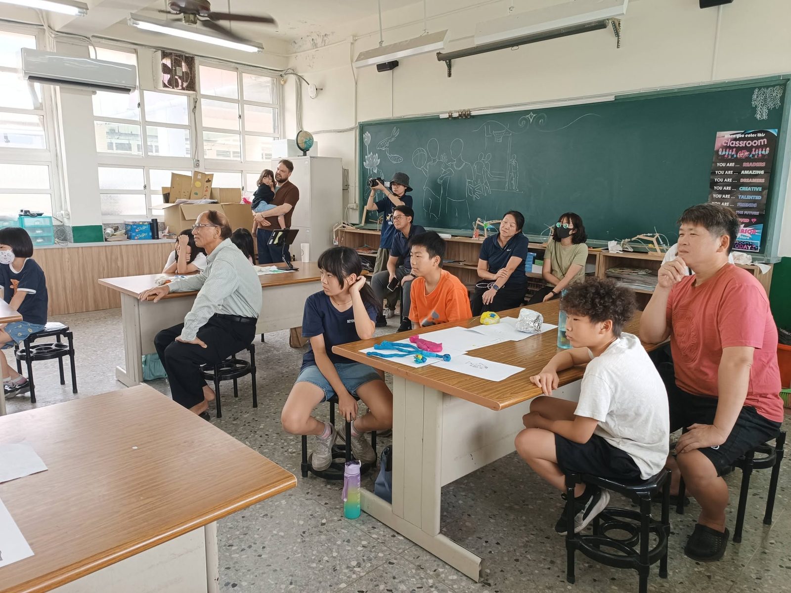大園國小成果發表會現場，家長與德國團隊一同觀賞學生創作