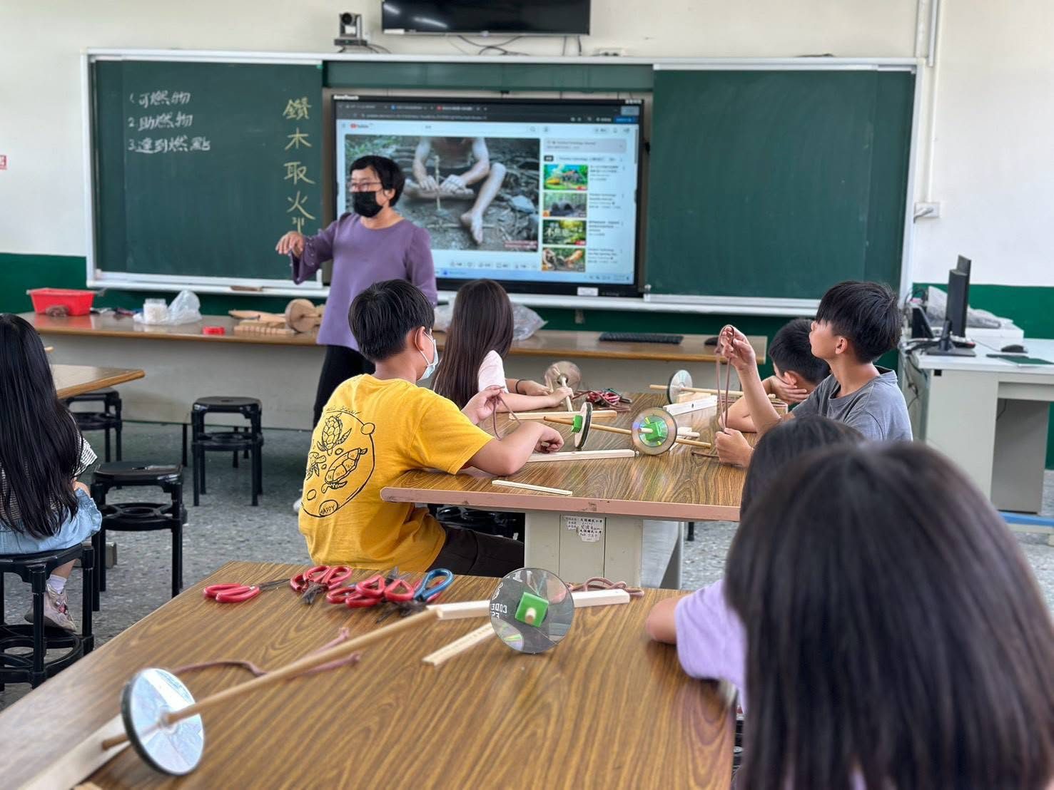 大園國小學生學習鑽木取火