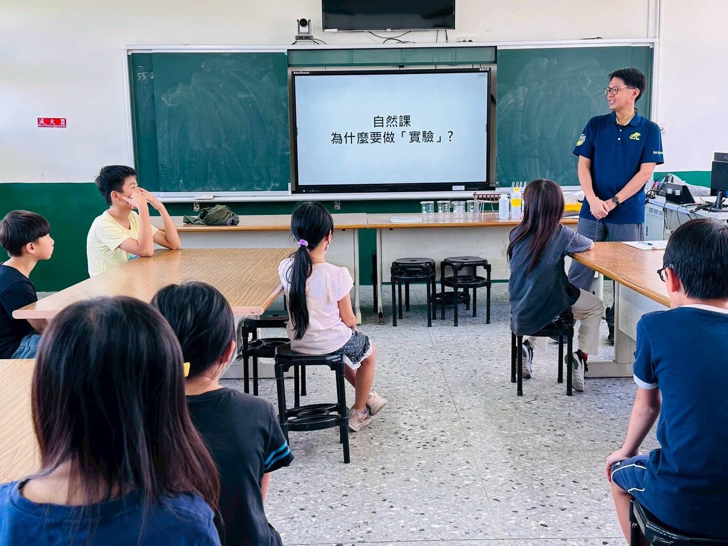 大園國小主任帶領自然課實驗
