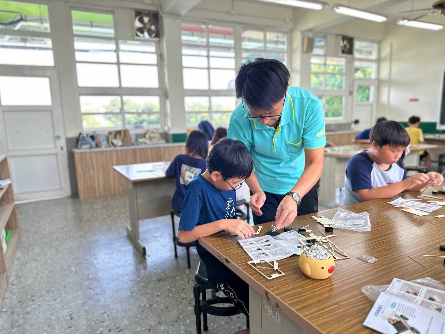 大園國小學生動手組裝科學實驗套件