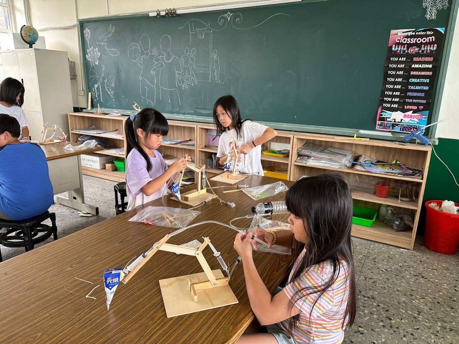 大園國小學生體驗液壓挖土機科學實驗