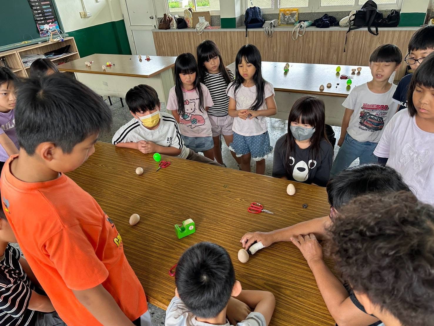 大園國小學生體驗玩蛋科學實驗