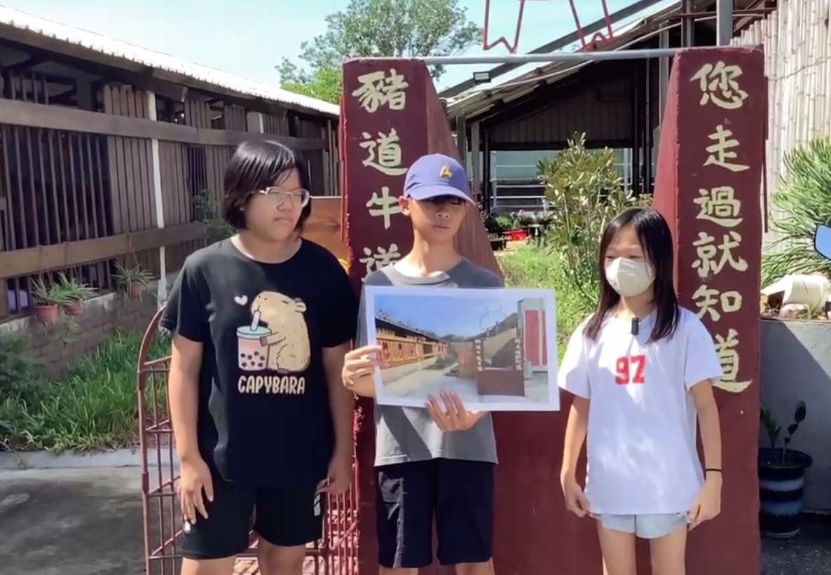 大園國小學生在石二創生園區豬道牛道石碑前合影