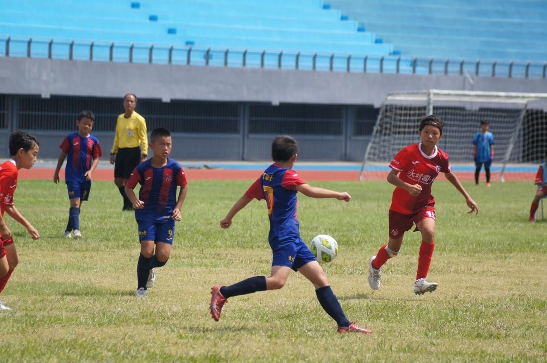 Dacheng players chasing the ball during a match