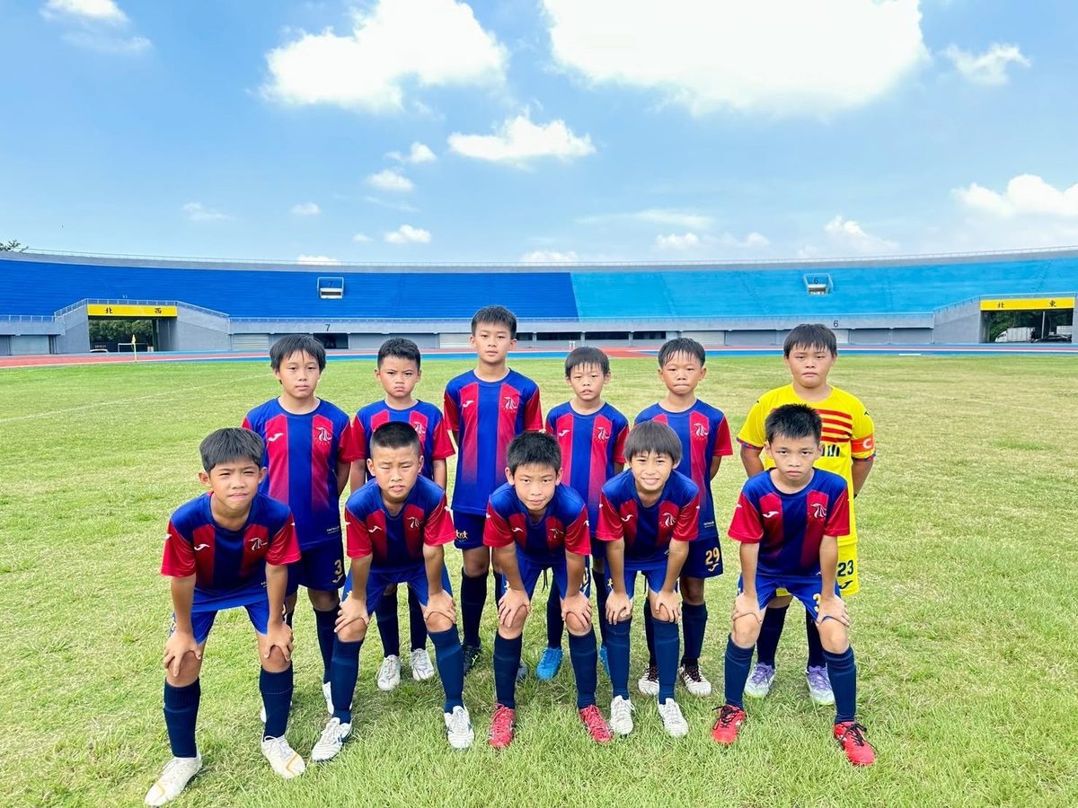 The Dacheng football squad lined up on the pitch