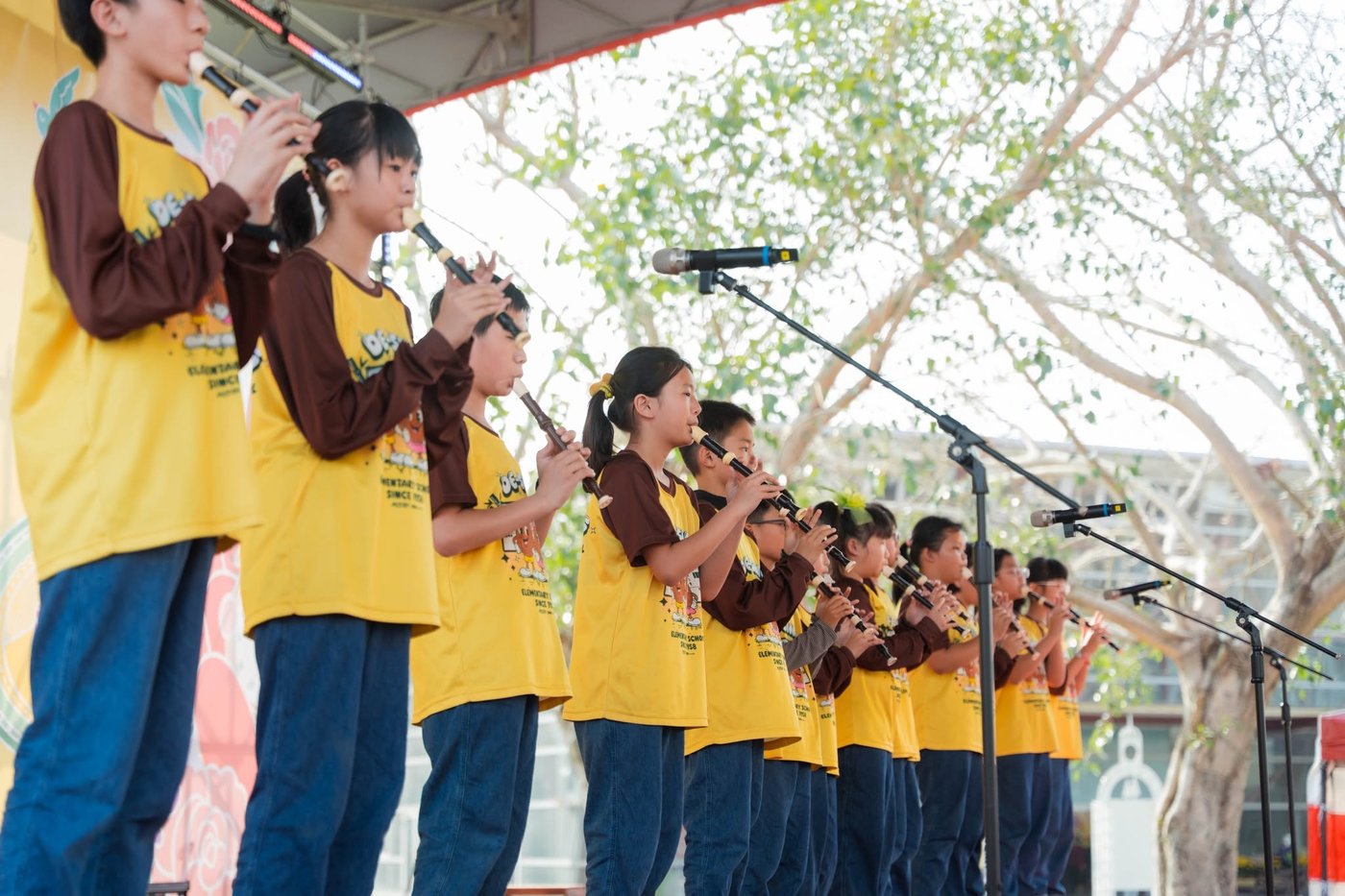 Desing recorder club performing on stage