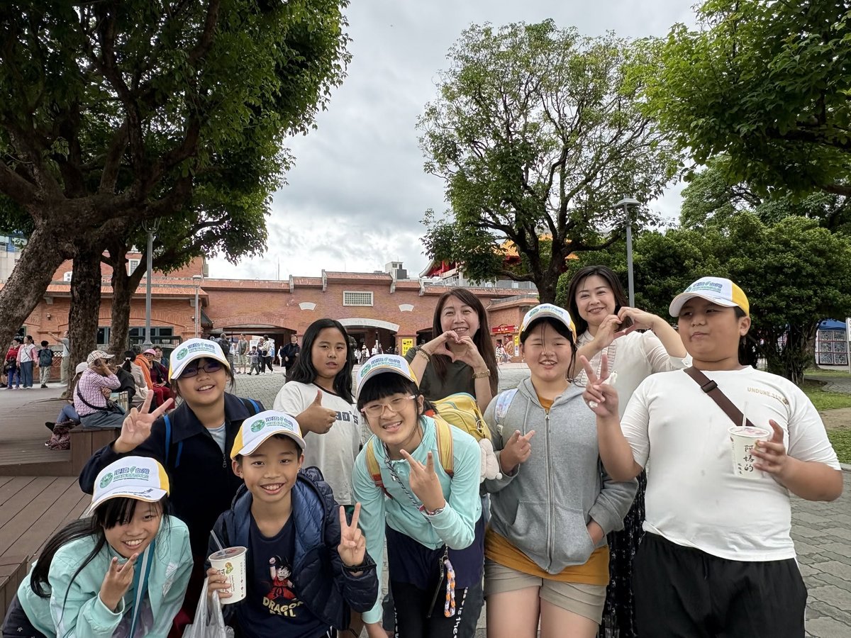 Desing students and teachers on a field trip