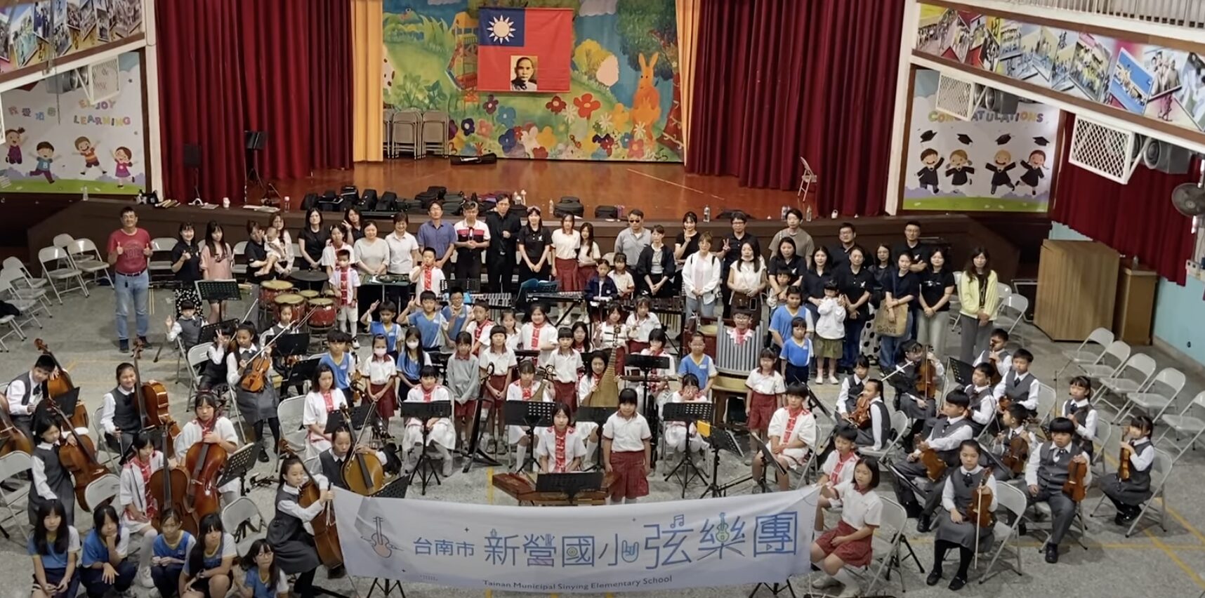 Dingfan and Sinying Elementary students together after their joint concert