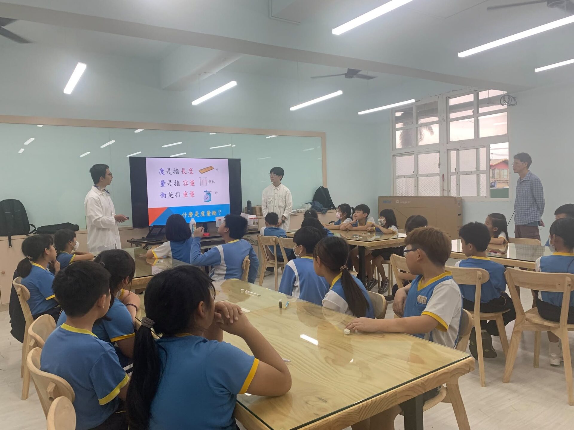 Dr. Metrology teaching Dingfan students about weights and measures