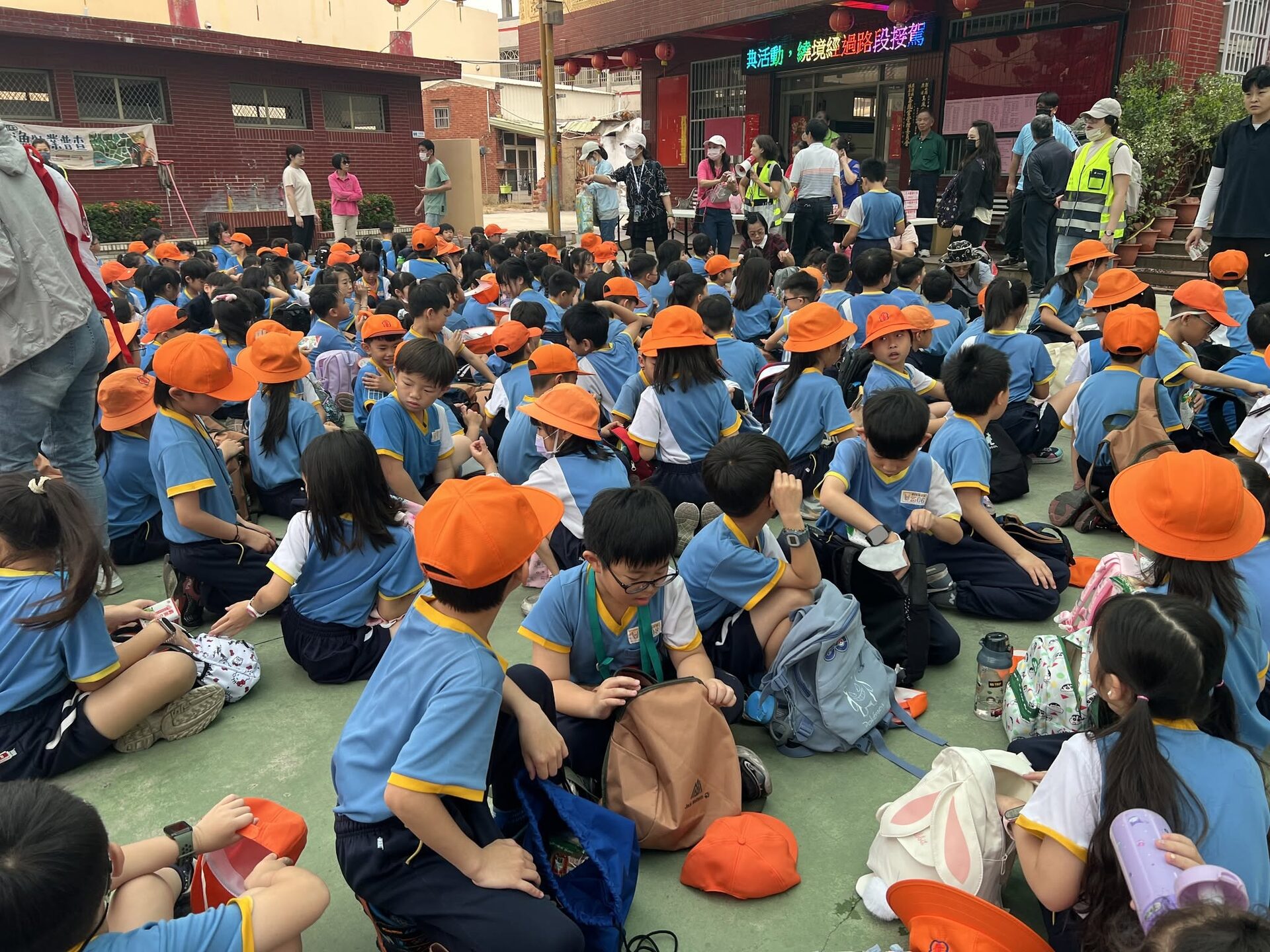 Dingfan students gathered for a community temple event 頂番學生參與社區廟埕活動