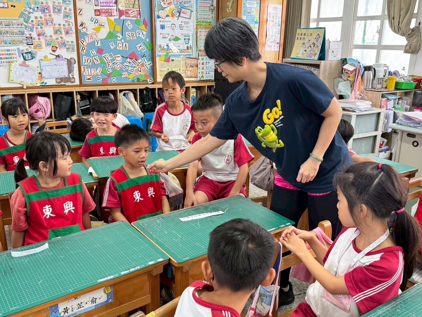A teacher greeting Dongshing kindergarten students during transition day