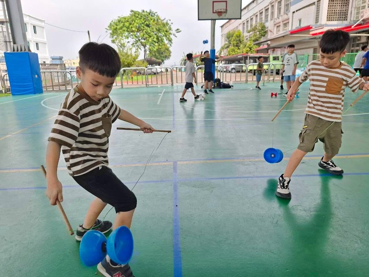 Dongshing students practicing Chinese yo-yo tricks during summer sports camp