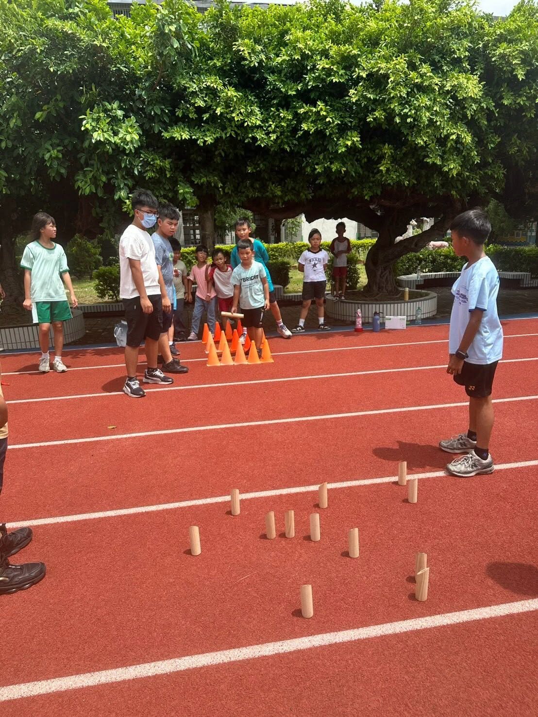 Dongshing students playing Finnish skittles (Mölkky) on the track
