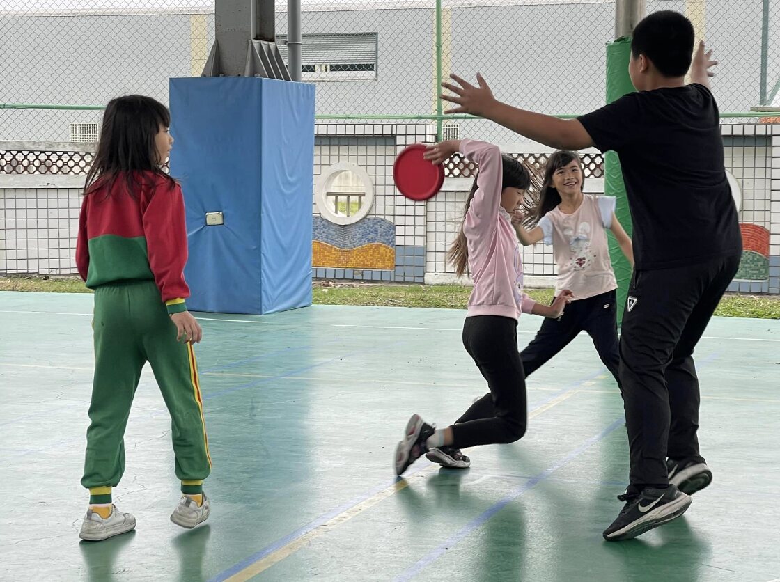 Dongshing students playing frisbee