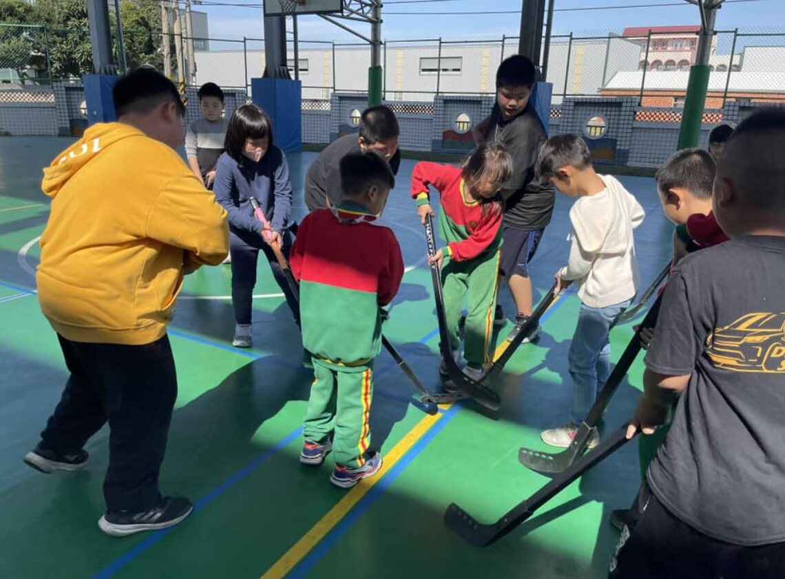 Dongshing students playing hockey
