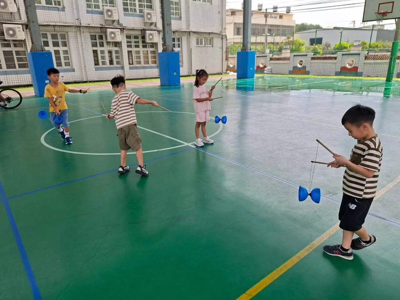 東興國小學生練習扯鈴