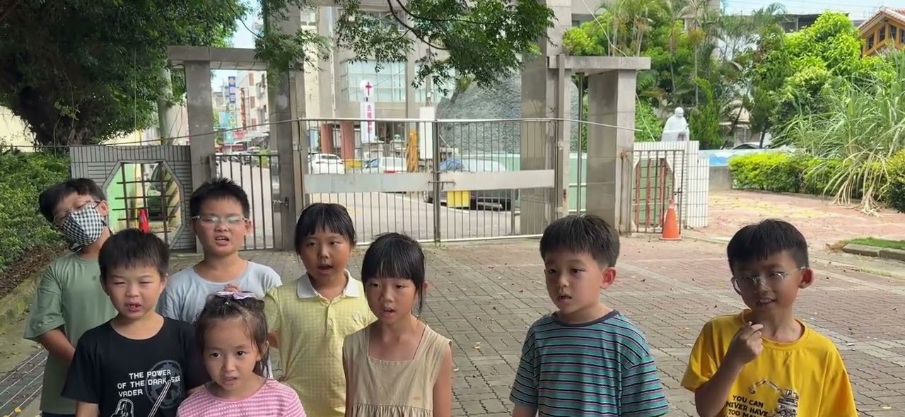 二林國小學生在校門口用英文導覽校園與二林小鎮