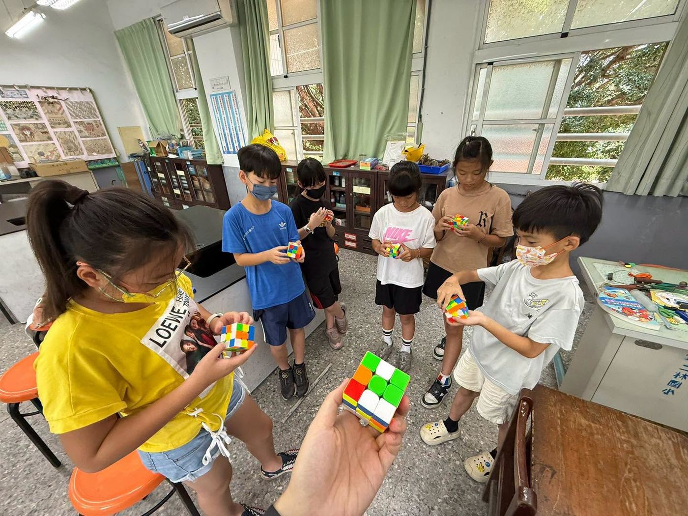 二林國小科學魔術營學生比拚魔術方塊