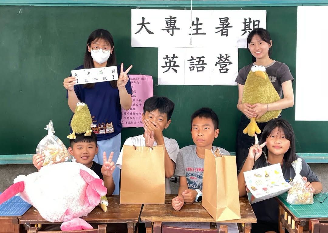 二林國小大專生暑期英語營學生與大專老師合影