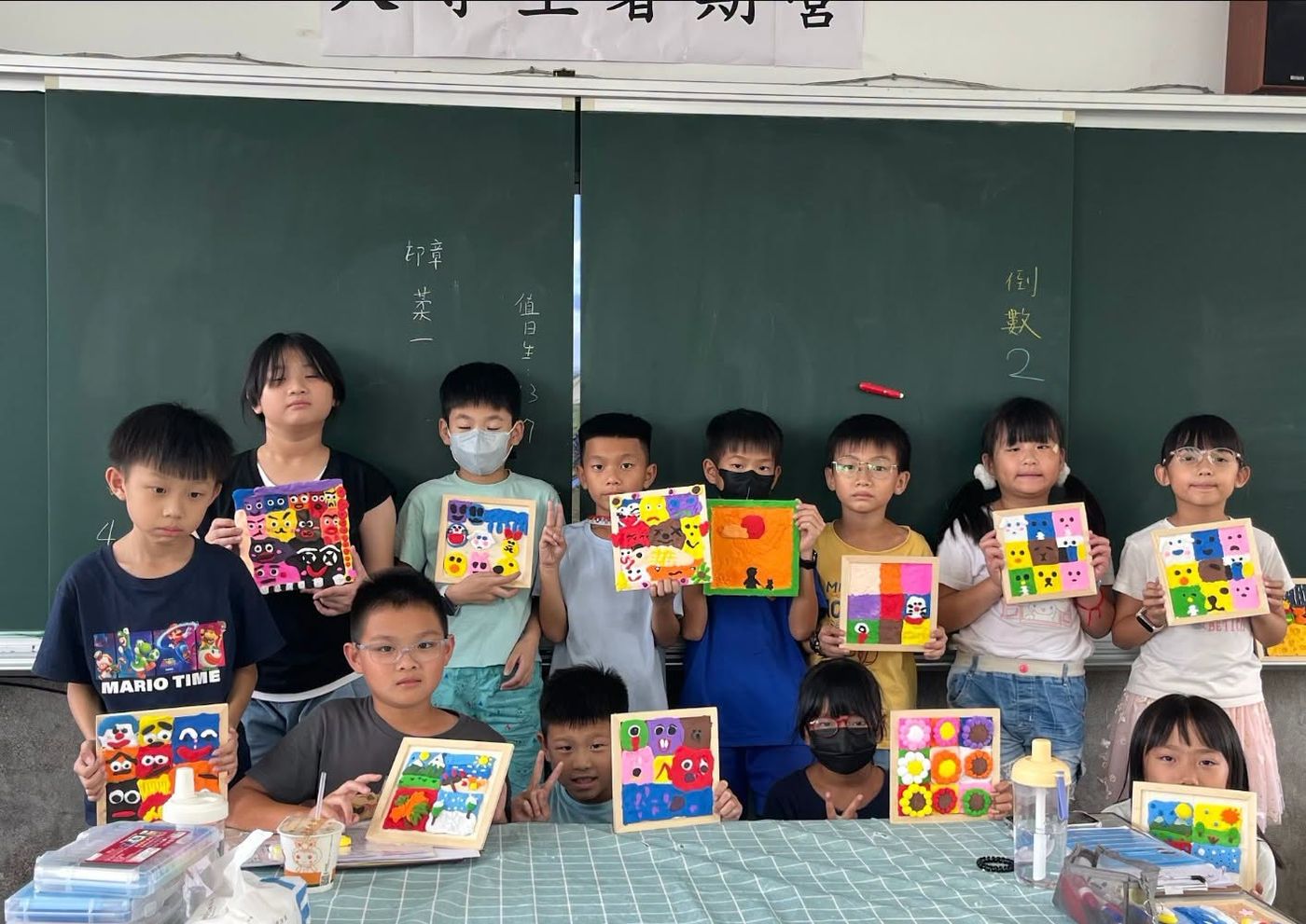 二林國小學生展示課堂手作作品