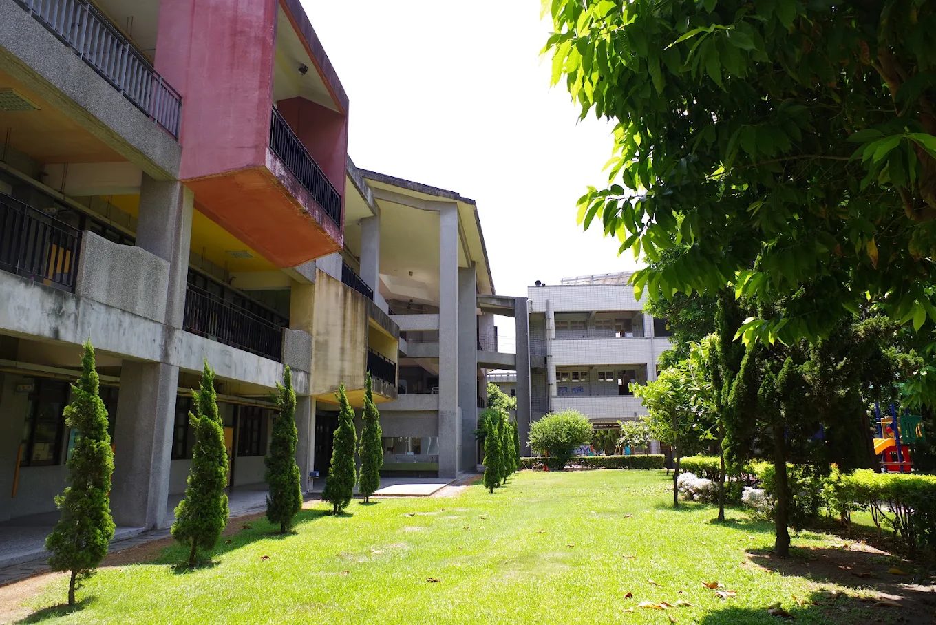 二林國小校舍迴廊與草地