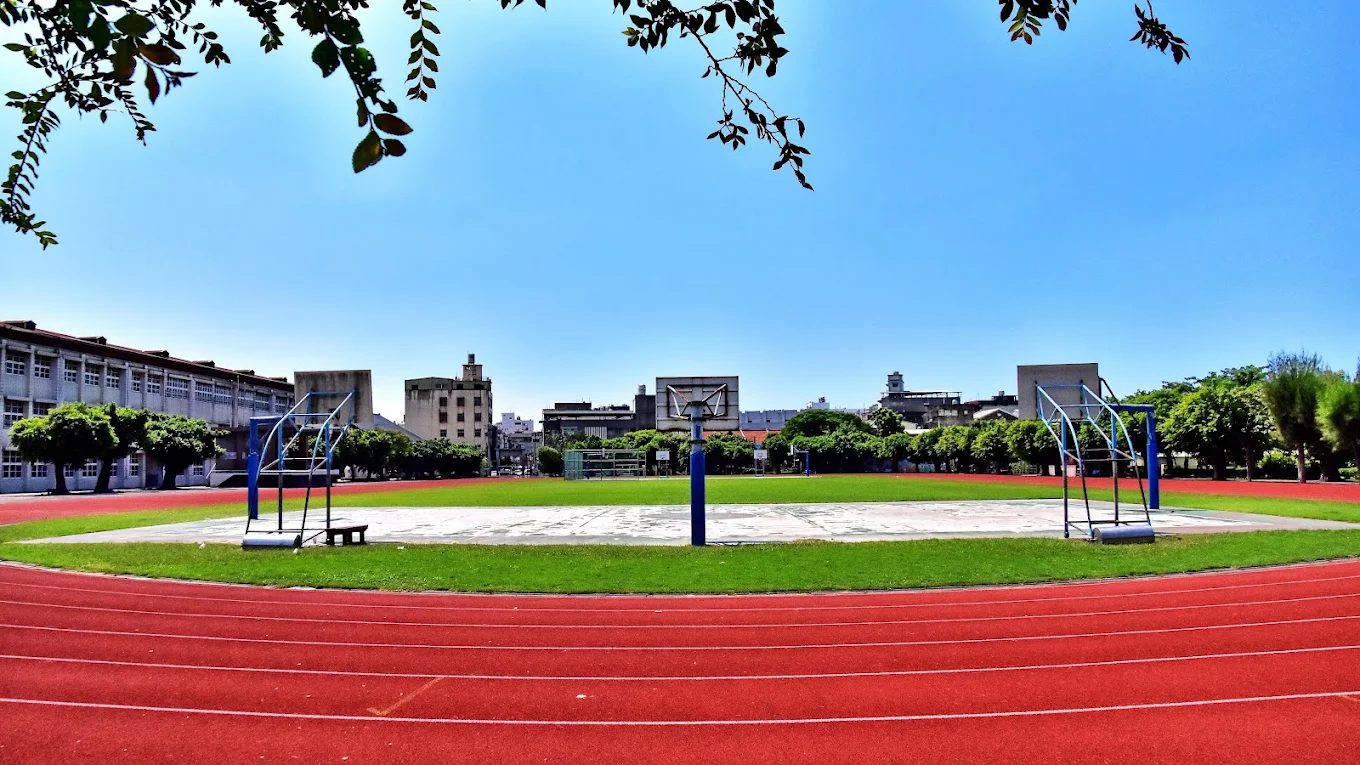 二林國小運動場與籃球場