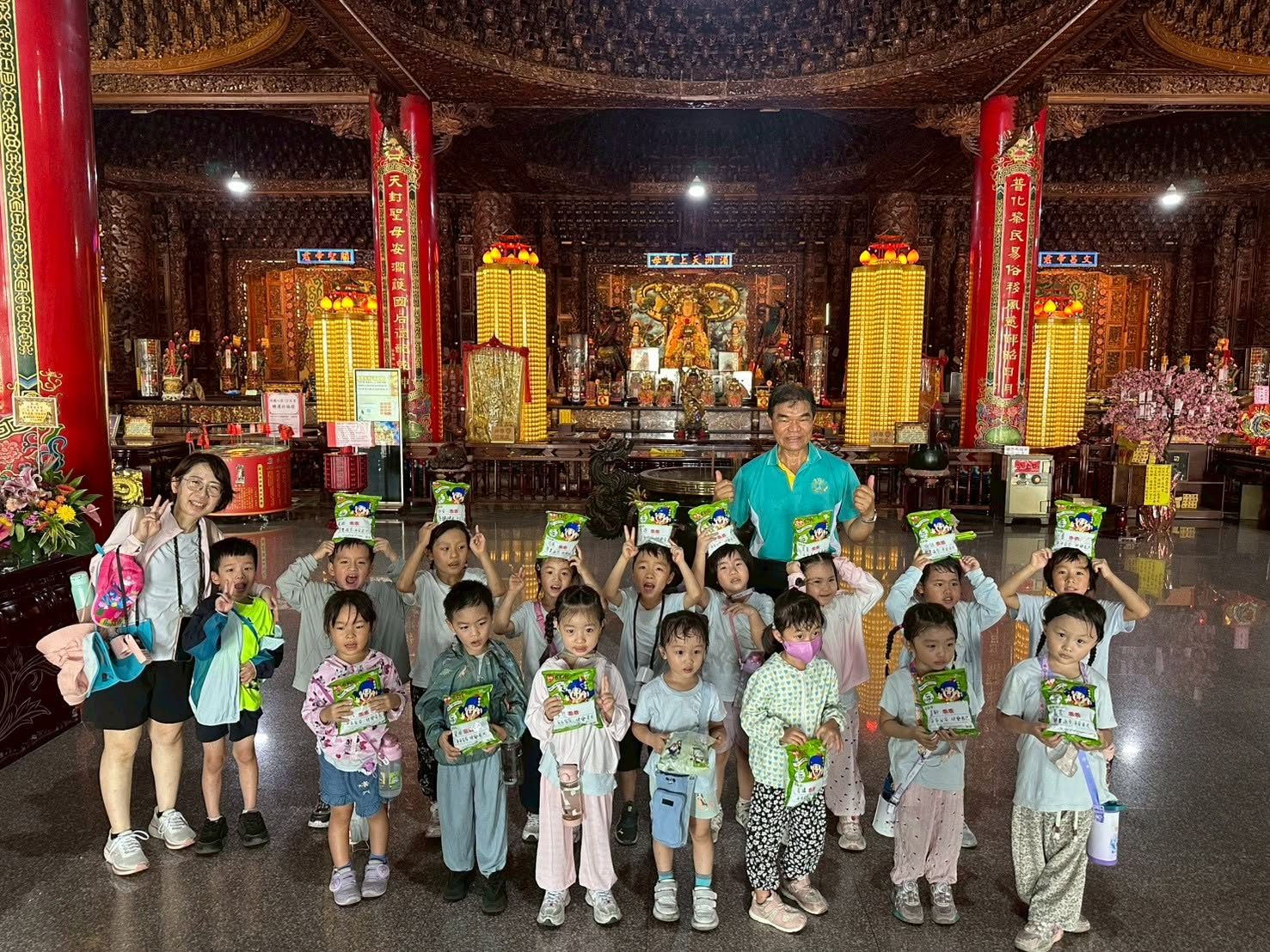 Kindergarten end-of-term temple visit and water play