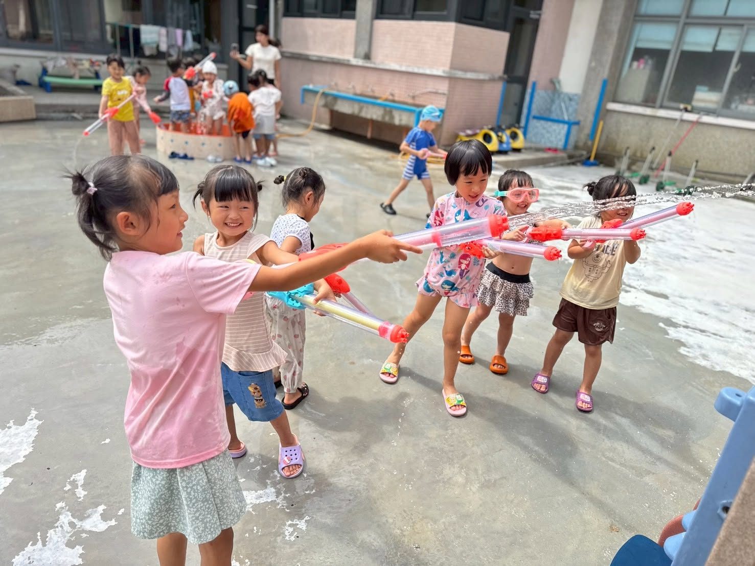 Kindergarten children touring Putian Temple