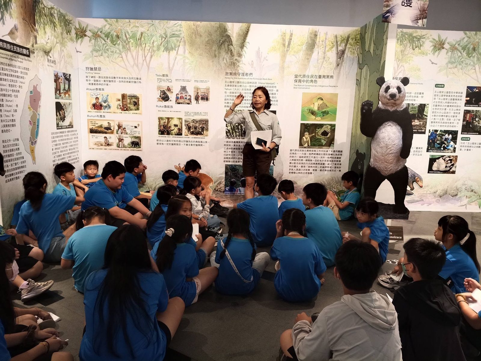 A guide explaining the Formosan black bear conservation exhibition