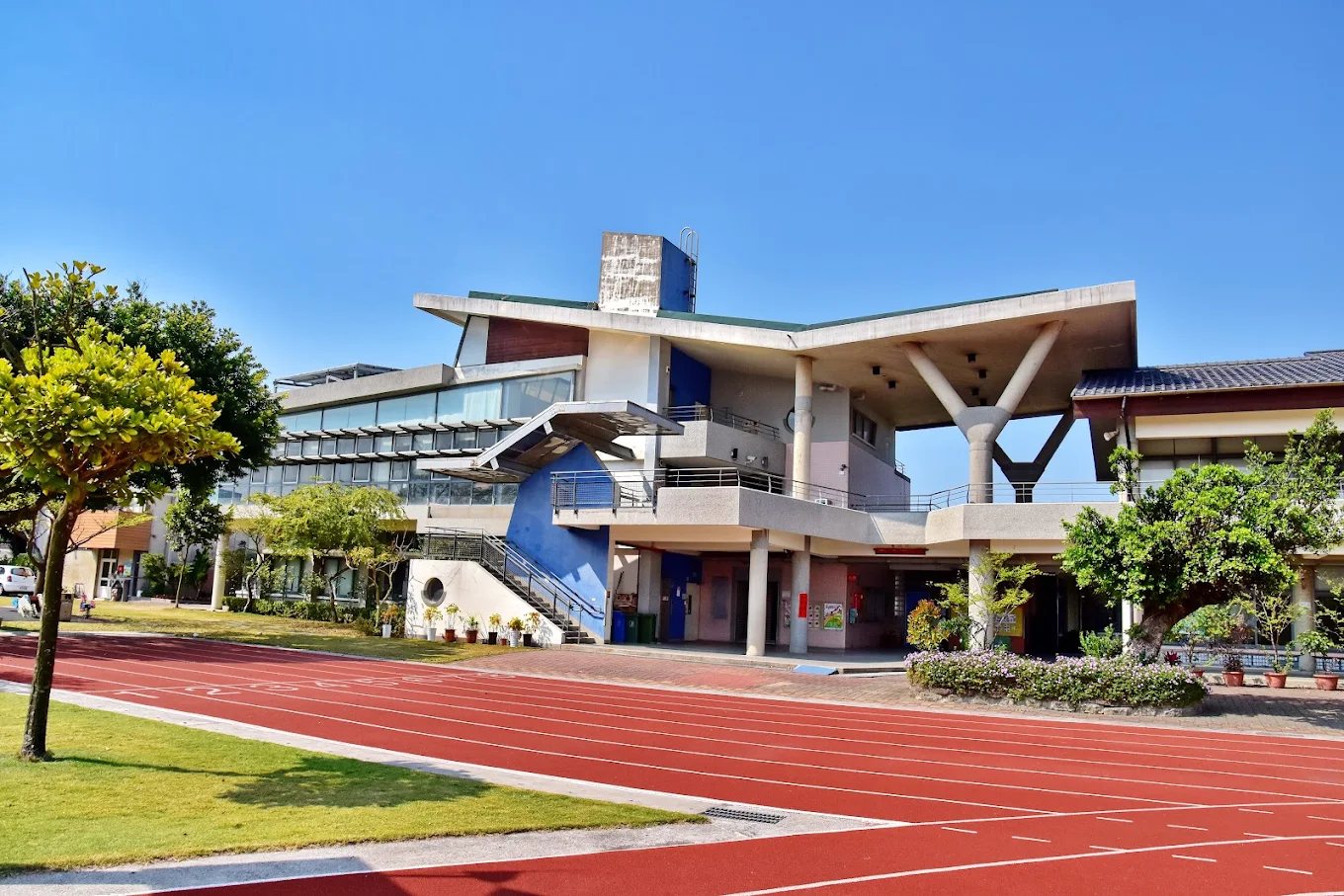 Building with track at Fangyuan Elementary