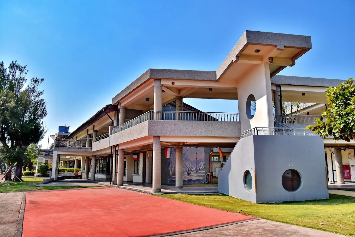 Building with mural at Fangyuan Elementary