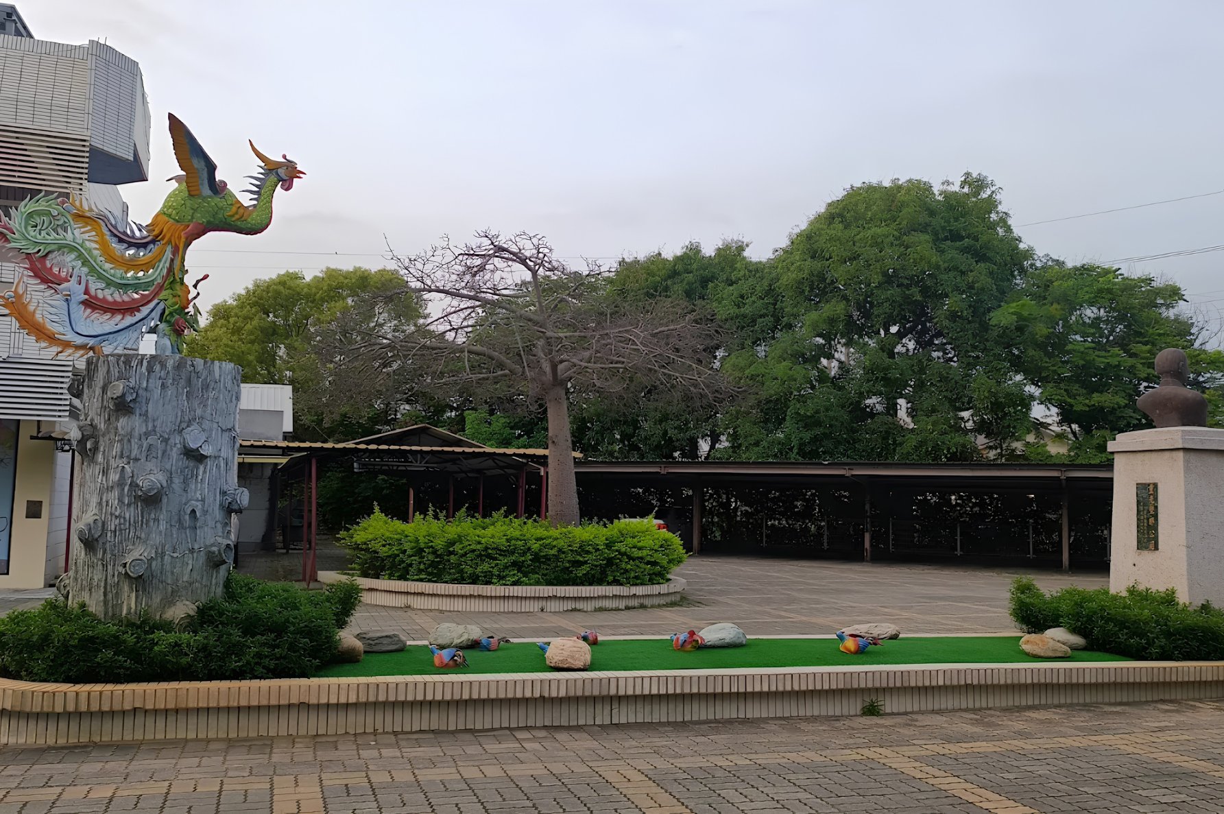 Phoenix sculpture at the entrance of Fengshya Elementary School