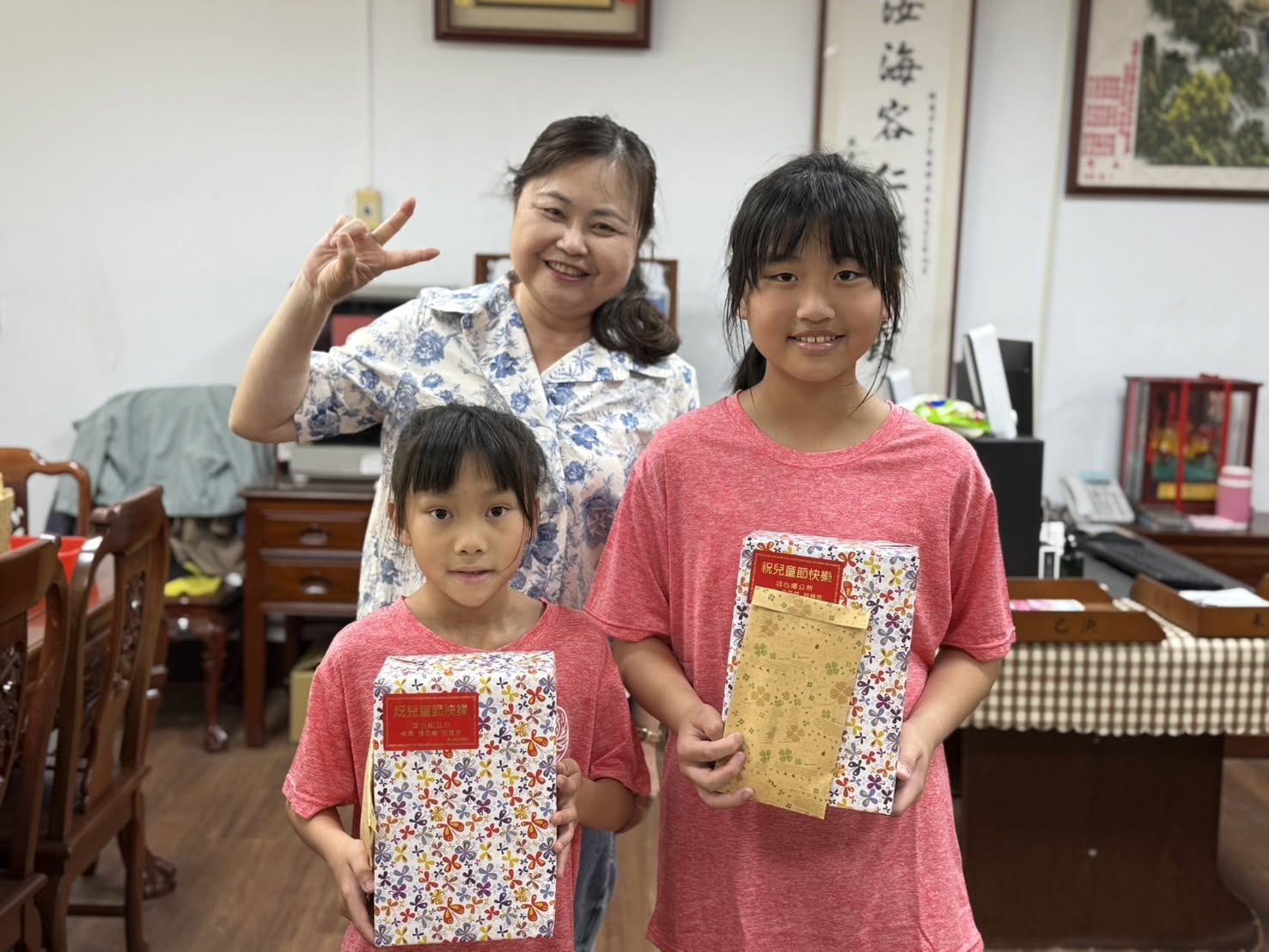 Principal Huang Jui-ju at school · 黃瑞汝校長
