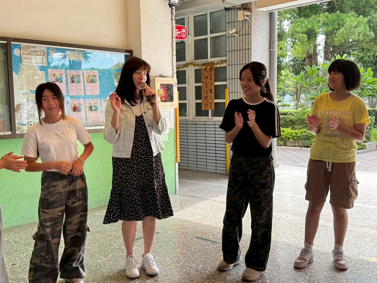 Fuchao Elementary students clapping together during the celebration