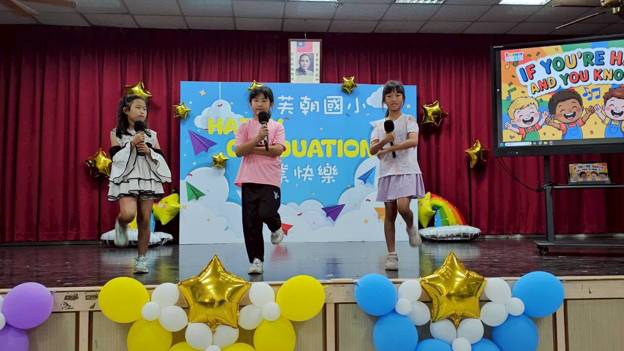 Fuchao Elementary students singing on stage at the Niuchouzi Cup Singing Contest