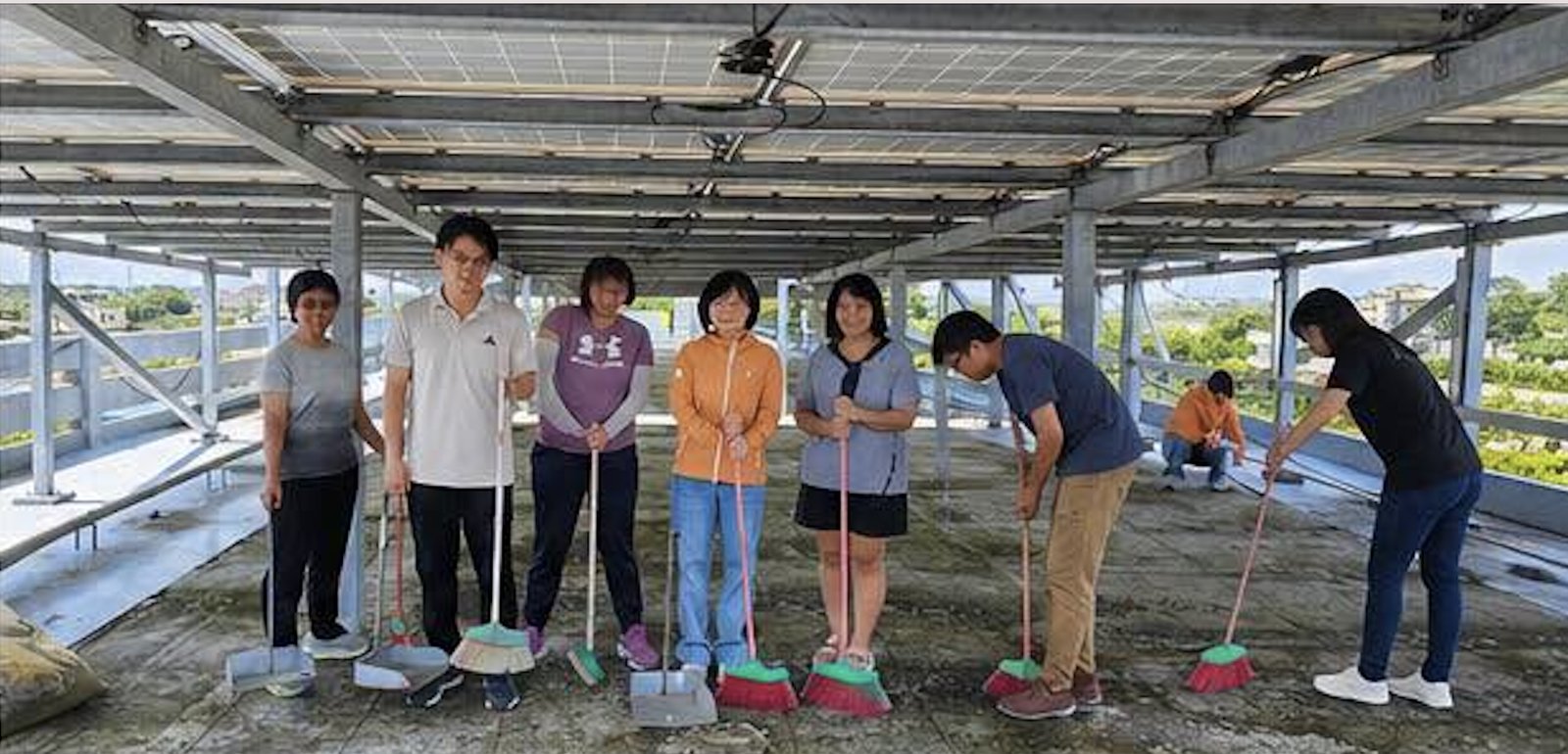 Before Typhoon Bawi Arrives, Team Fuchao Takes to the Rooftop