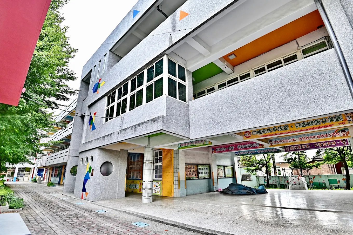 Fuchao Elementary campus corridor