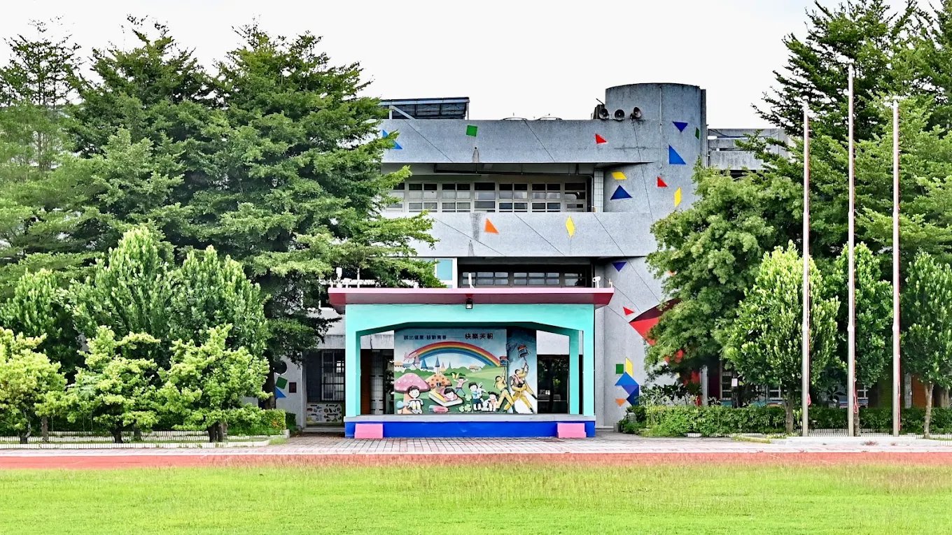 Fuchao Elementary main building and playground