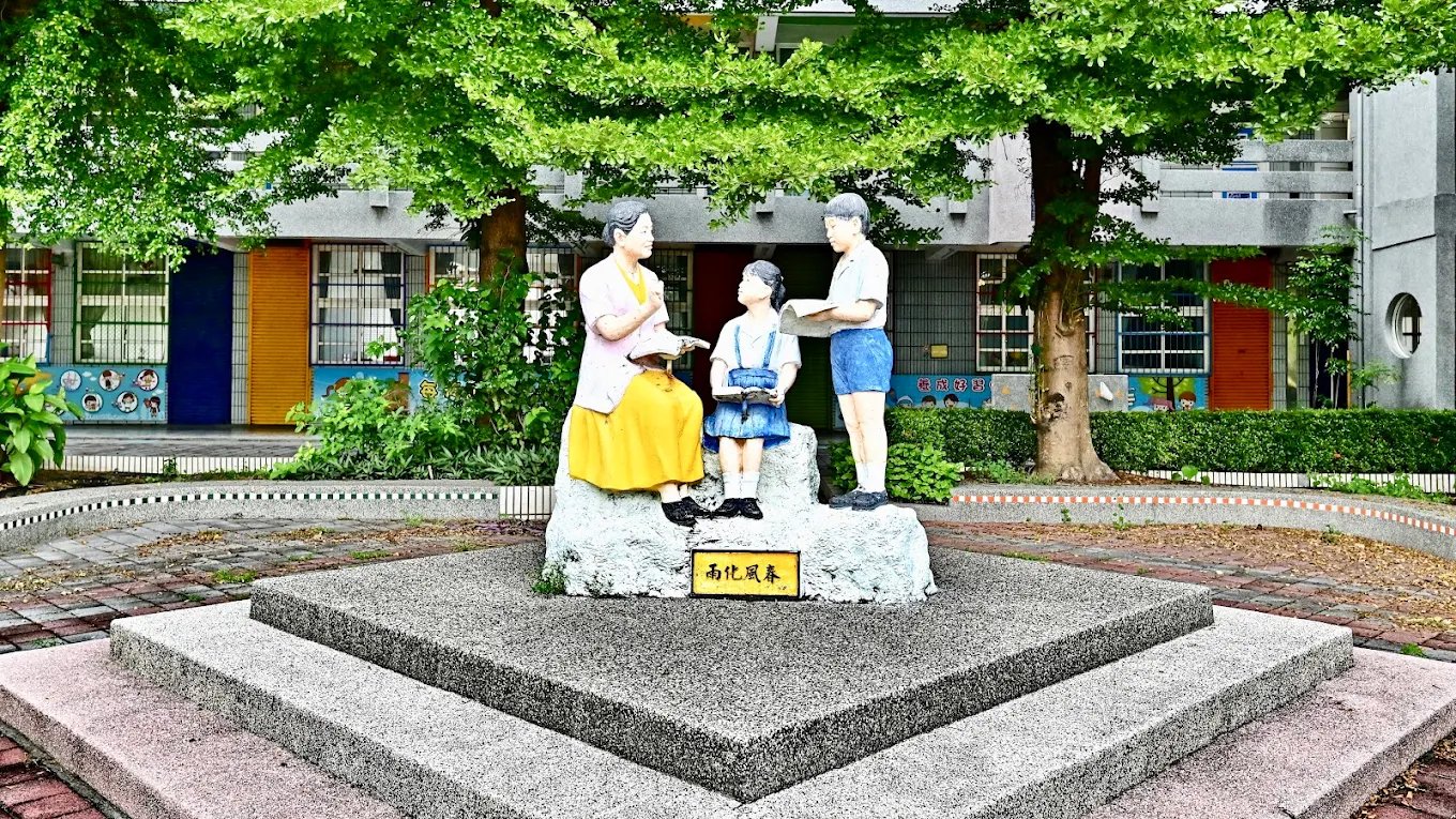 Sculpture on Fuchao Elementary campus