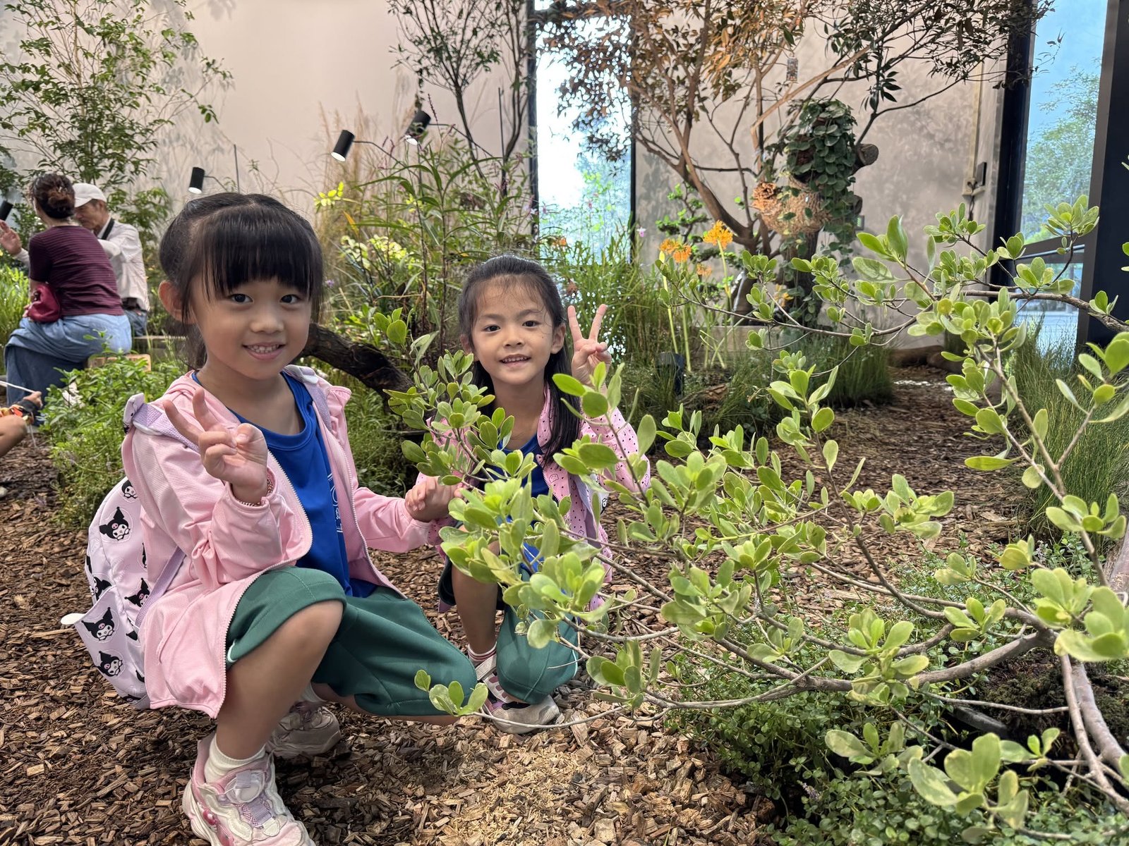 Fuchao Elementary students exploring a garden exhibit on a field trip
